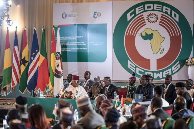 Le vice-président du Nigeria, Kashim Shettima (2e à gauche), et le président de la Sierra Leone et président de la CEDEAO, Julius Maada Bio (au centre), accompagnés d’autres hauts responsables, ont présidé la 68e session ordinaire de l’Autorité des chefs d’État et de gouvernement de la Communauté économique des États de l’Afrique de l’Ouest (CEDEAO) à la Villa présidentielle d’Abuja, le 14 décembre 2025. Les présidents et leurs adjoints de toute l'Afrique de l'Ouest se sont réunis le 14 décembre 2025 au Nigeria pour une réunion régionale dont l'ordre du jour était dominé par deux récentes tentatives de coup d'État. Un putsch réussi en Guinée-Bissau en novembre et une tentative de prise de pouvoir par les militaires déjouée au Bénin il y a une semaine ont ébranlé le bloc régional de la CEDEAO.