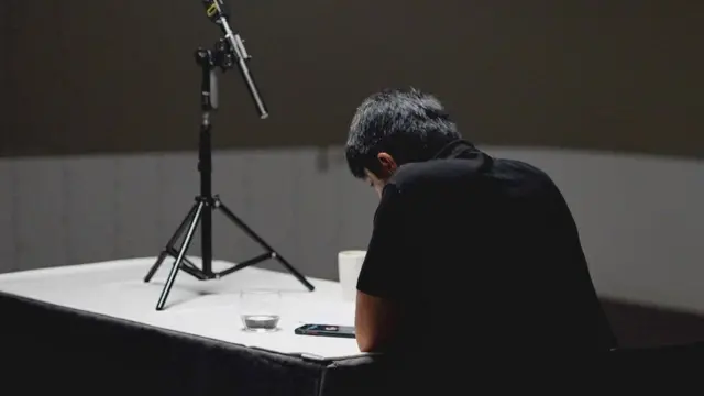 एक मानव तस्कर से बात करता बीबीसी का अंडरकवर रिपोर्टर