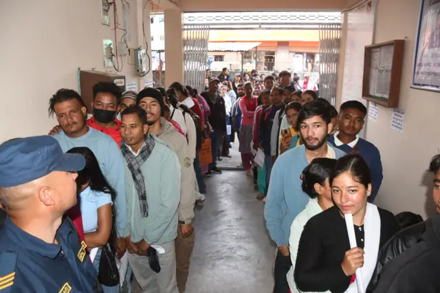 मतदाता नामावलीमा नाम दर्ता गराउन लामबद्ध युवाहरू