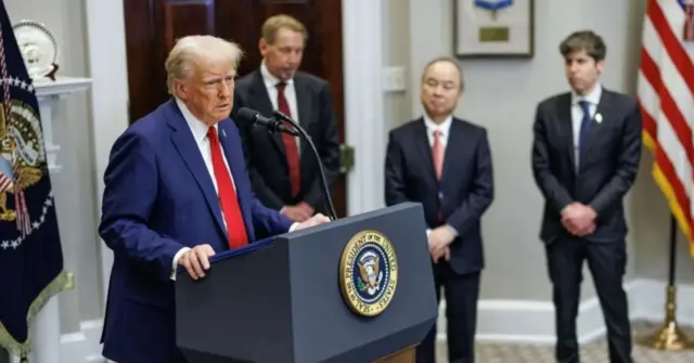 Donald Trump Stargate yatırımı ile ilgili basın toplantısı yapıyor. Arkada en sağda OpenAI kurucusu Sam Altman var.