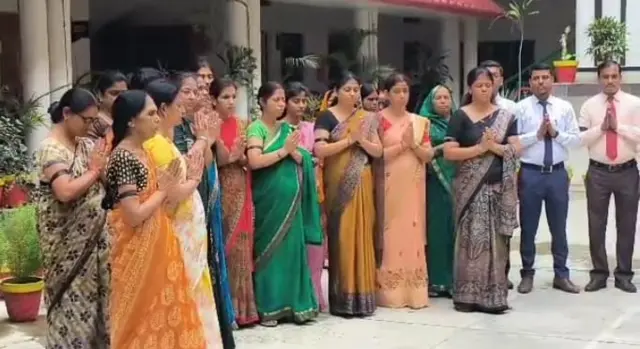 प्रार्थना करते टीचर