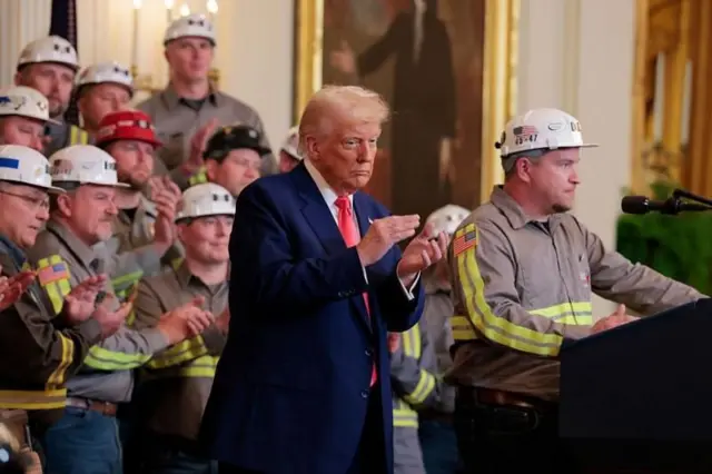 डोनाल्ड ट्रम्प भाषण देत होते, त्यांच्या मागे कोळसा खाण कामगारांना उभं करण्यात आलं होतं. ट्रम्प यांनी कोळसा उत्खननात वाढ करण्याचे संकेत दिले आहेत