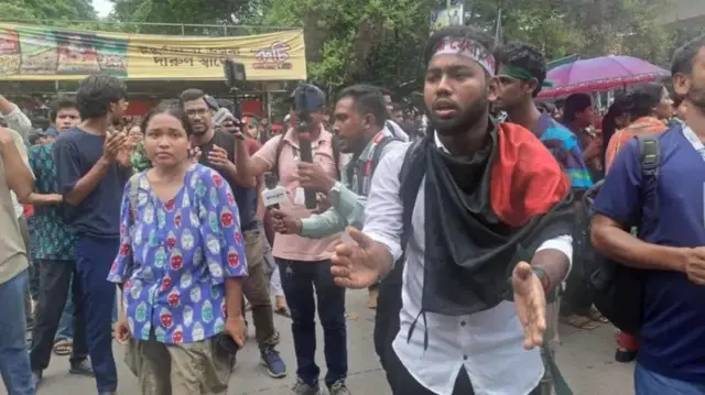 রাজু ভাস্কর্যে কোটা বিরোধীদের বিক্ষোভ