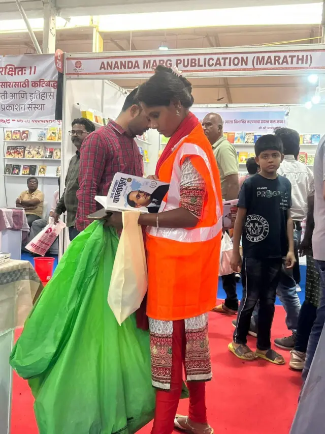 पुणे बुक फेस्टिव्हलमध्ये पुस्तक वाचताना प्रीती मोहिते