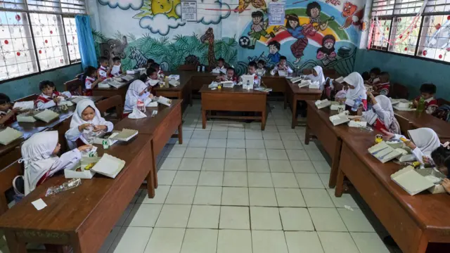 Sejumlah murid SD menyantap makanan bergizi gratis di SDN 1 Kendari, Sulawesi Tenggara, Senin (18/11/2024). Peluncuran program pemberian makan bergizi gratis tersebut merupakan dukungan terhadap salah satu proram Asta Cita Pemerintah yang akan rutin diterapkan pada tahun 2025.