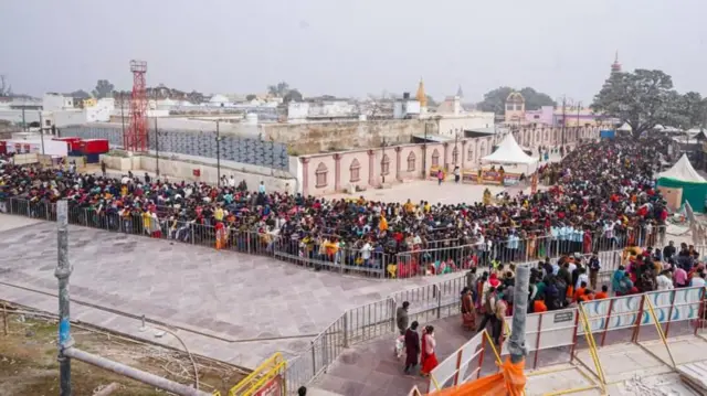 અયોધ્યા, રામ મંદિરના દર્શને ન આવવા ટ્રસ્ટની અપીલ, પ્રયાગરાજમાં કુંભસ્નાન કરવા પહોંચેલા લાખો શ્રદ્ધાળુઓ અયોધ્યા પહોંચી રહ્યા છે, સ્થાનિકો પરેશાન, 22મી જાન્યુઆરીએ પ્રાણપ્રતિષ્ઠા, અયોધ્યાની સ્થિતિનો ગ્રાઉન્ડ રિપોર્ટ, બીબીસી ગુજરાતી, બીબીસી ન્યૂઝ ગુજરાતી 