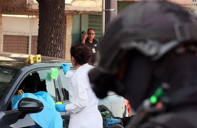 Forenses en tareas de búsqueda de huellas.