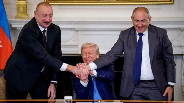 8 avqust 2025-ci il, Vaşinqton – ABŞ Prezidenti Donald Tramp Ağ Evin Dövlət Yemək Zalında keçirilən imzalama mərasimində Azərbaycan Prezidenti İlham Əliyev və Ermənistanın baş naziri Nikol Paşinyan ilə birlikdə.