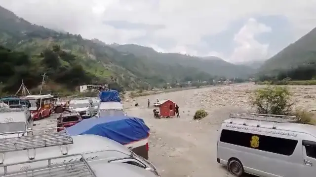 बीपी राजमार्गमा सडक काटिएपछि अलपत्र परेका सवारीसाधनहरू 