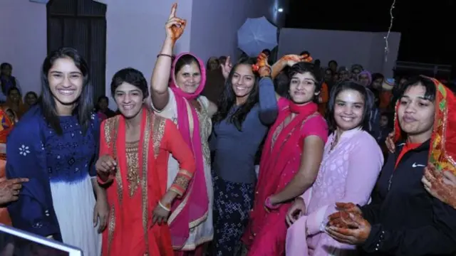 एक पारिवारिक समारोह में विनेश फोगाट (सबसे बाएं) 