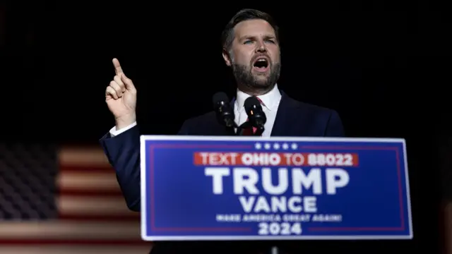 Ông JD Vance vận động tranh cử tại trường trung học Middletown năm 2024.