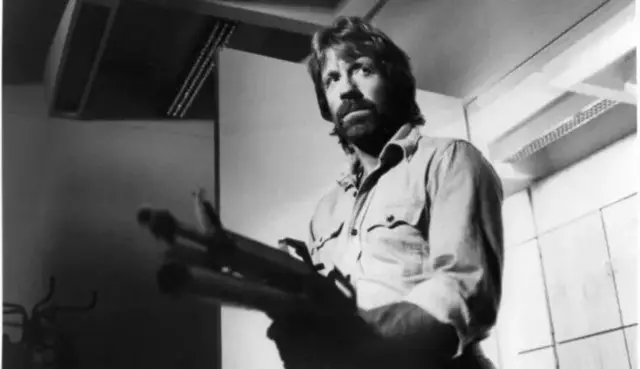Chuck Norris, un Texas Ranger renégat, dans une scène du film « Lone Wolf McQuade », 1983.