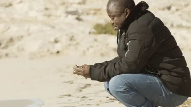 Thomas Naadi sur une plage