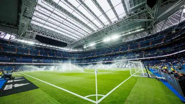 رئال مادرید پس از بازسازی ۵۰۰ میلیون پوندی ورزشگاه سانتیاگو برنابئو برای اولین بار از سال ۲۰۱۹ در این استادیوم به میدان رفت