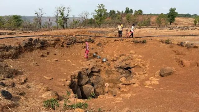 दापूरमाळ गावात पोहचताच सुरुवातीला एक विहिर आहे. ही बांधलेली विहिर नाही पण पावसाळ्यात यात पाणी साठवता येतं.