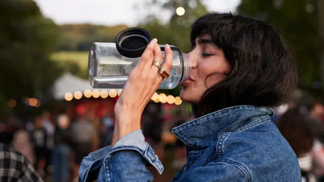 Alkoqol qəbul edən şəxslər yanında su içməlidir