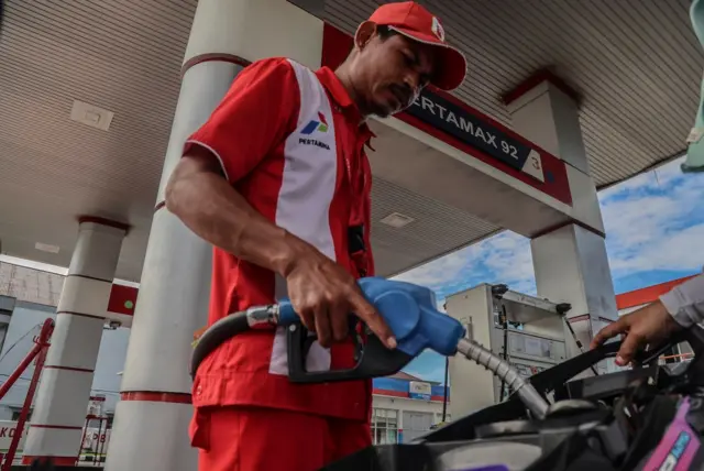 Petugas mengisi bahan bakar minyak (BBM) jenis Pertamax ke tangki sepeda motor di SPBU Batu Anteru, Ternate, Maluku Utara, Rabu (10/6/2026).