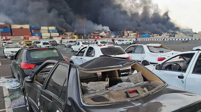 دود شدیدی از محل انفجاری که یک روز قبل در اسکله بندر شهید رجایی در جنوب غربی بندرعباس در استان هرمزگان رخ داد، برمی‌خیزد.