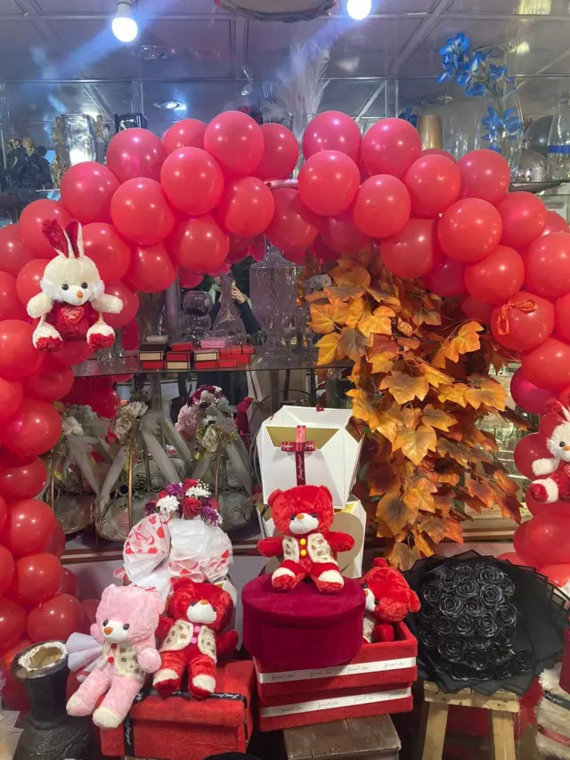 شماری از گل فروشان گفته که مردم آنلاین اقدام به خرید تحفه والنتاین می‌کنند