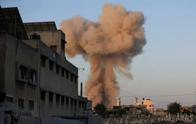 Uma enorme coluna de fumaça sobe após uma explosão durante uma operação do exército israelense na Cidade de Gaza.