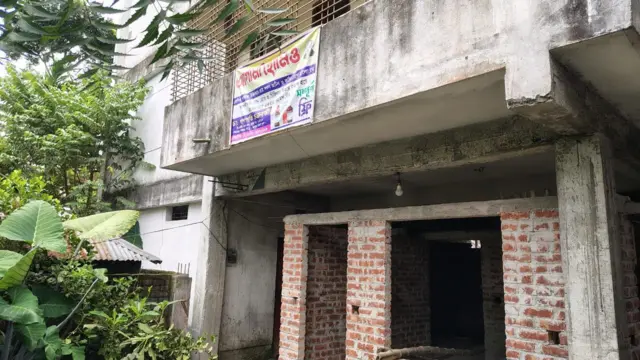 গণপতি চক্রবর্তী সপরিবারে দোতলায় থাকতেন