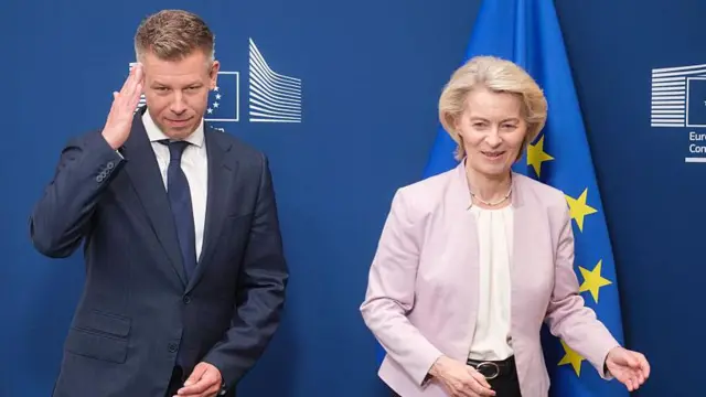 Premier Węgier Peter Magyar (z lewej) reaguje na powitanie przewodniczącej Komisji Europejskiej Ursuli von der Leyen (z prawej) przed spotkaniem dwustronnym w budynku Berlaymont