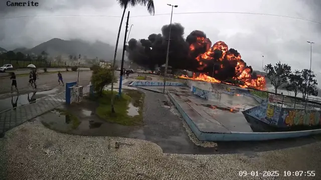 Imagem registrada por câmeraapostas esportivas sitessegurança mostra momentoapostas esportivas sitesque avião explode ao chegar na praia. É possível ver pessoas correndo