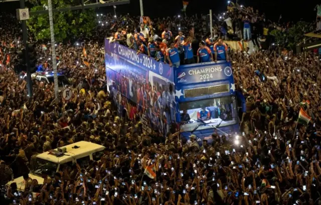 2024ம் ஆண்டில் ரோஹித் சர்மா தலைமையிலான இந்திய அணி, டி20 உலகக் கோப்பையை கைப்பற்றிய பின்னர், மும்பையில் மீண்டும் வெற்றி ஊர்வலம் நடத்தப்பட்டது