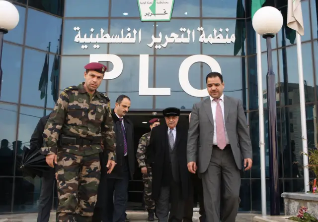 الرئيس الفلسطيني محمود عباس عند مقر منظمة التحرير الفلسطينية في 2011 في رام الله في الضفة الغربية المحتلة