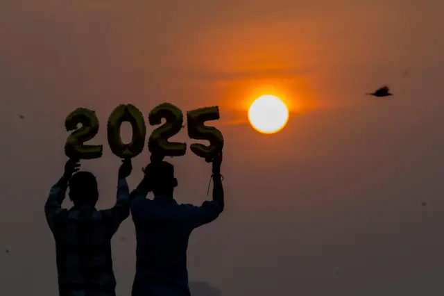 Индиянын Мумбай шаарындагы жээкке жаңы жылды майрамдоо үчүн миңдеген киши чогулат