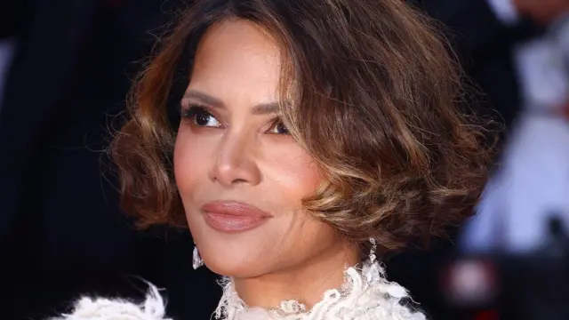 哈莉·貝瑞（Halle Berry）在紅地毯活動上
