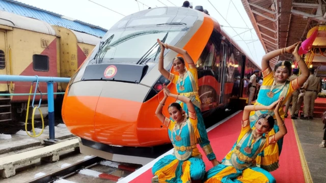 மதுரை - பெங்களூரு வந்தே பாரத் ரயில்