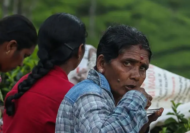 වසර ගණනාවක් වතු කම්කරු සේවිකාවක ලෙස සේවය කරන කාන්තාවක් කම්කරු විනිසුරු සභාව හමුවේ පවසා සිටියේ ලයිම් කාමර 10ක ජීවත් වන පිරිස් සඳහා භාවිත කිරීමට ඇත්තේ එක් වැසිකිලියක් පමණක් බවත් 