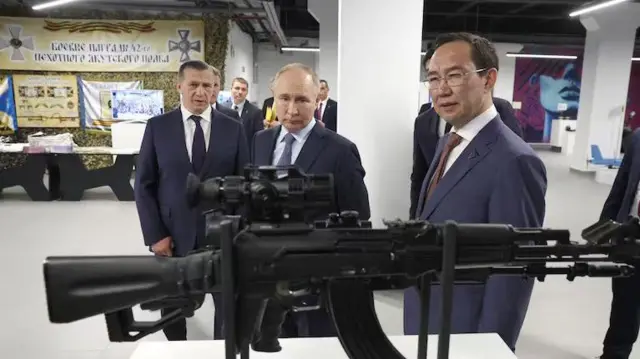 Володимир Путін оглядає зразки зброї, яку виробляють для війни в Україні, Якутія, червень 2024р.