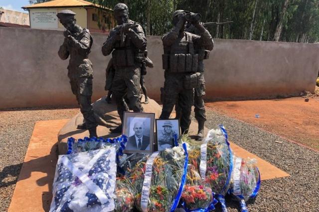 Flores en conmemoración de Yevgeny Prigozhin y Dimitri Utkin en un monumento a los mercenarios rusos construido en 2021 en la República Centroafricana.