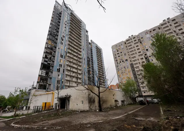 Высотные дома с выбитыми стеклами