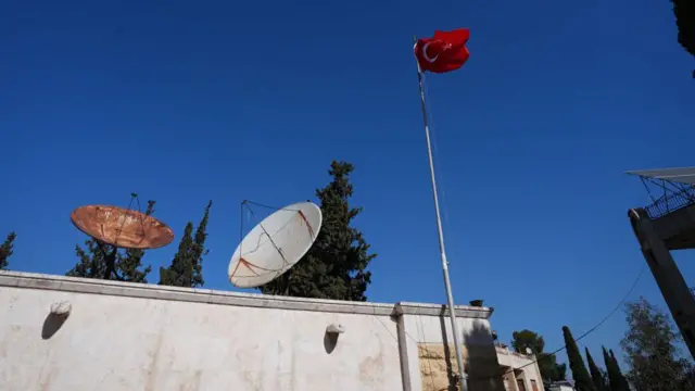 Halep Başkonsolosluğu'nda yeniden göndere çekilen Türk bayrağını gösteren fotoğraf.