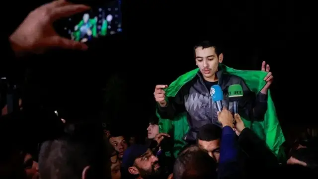 Mfungwa wa Kipalestina aliyeachiliwa anazungumza na vyombo vya habari wakati akitoka katika jela ya kijeshi ya Israel, Ofer