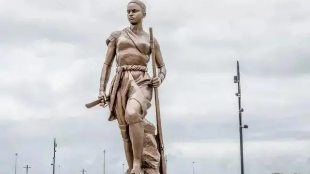 Dubban masu yawon buɗe ido ne suke zuwa ƙasar Benin domin gane wa idonsu tarihi d al'adun mutanen ƙasar wadda a baya ake kira da Jamhuriyar Dahomey