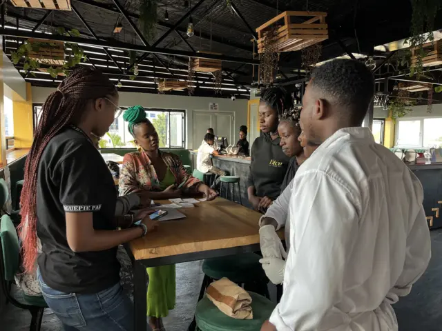 Sonia Iraguha ari kumwe n'abakozi be muri Bicu Lounge