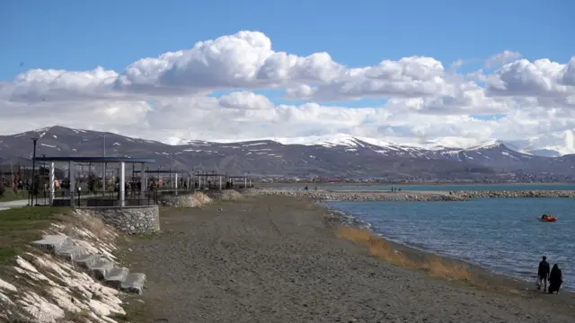Van Gölü, doğası ve çevresindeki turistik tesisler ile İranlıların uğrak yerlerinden
