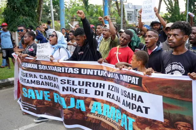 Massa dari Gerakan Solidaritas Untuk Raja Ampat melakukan aksi unjuk rasa menolak penambangan nikel, di kantor Gubernur Papua Barat Daya, Kota Sorong, Papua Barat Daya, Selasa (10/6/2025). Gerakan solidaritas untuk Raja Ampat yang terdiri dari gabungan masyarakat dan mahasiswa melakukan aksi unjuk rasa menolak aktivitas penambangan nikel di Kabupaten Raja Ampat.