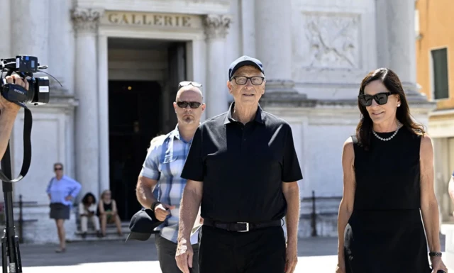 ABD'li teknoloji girişimcisi Bill Gates ve sevgilisi Paula Hurd siyahlar içinde Venedik sokaklarında yürüyor. Gates günlük bir kıyafet içinde ve şapka takıyor
