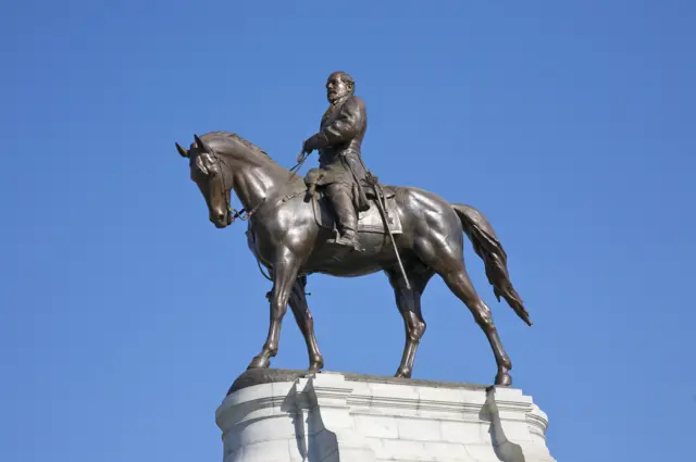 Estátua de homem em cima de cavalo
