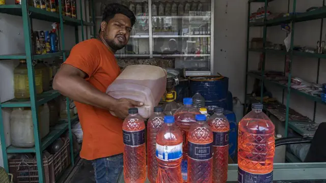 সরকার বলছে, অকটেন ও পেট্রোলের 'কৃত্রিম সমস্যা' তৈরি হয়েছে