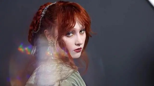 Американська співачка Чаппелл Рон у сукні в стилі Відродження