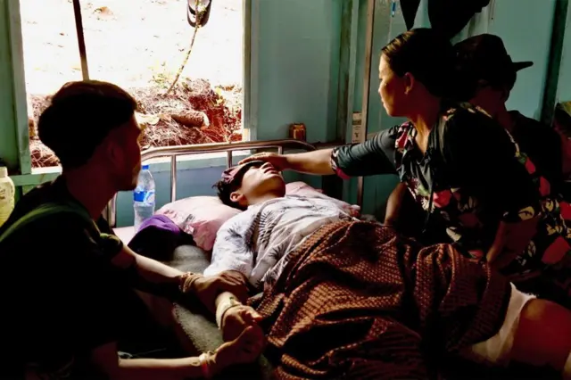 ২৩ বছর বয়সী অং এংল, একটি হামলার পর যিনি মারাত্মকভাবে আহত হয়েছেন। 