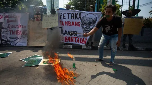Massa yang tergabung dalam Forum Cik Di Tiro melakukan aksi di depan Universitas Aisyiyah, Sleman, DI Yogyakarta, Sabtu (27/7/2024).