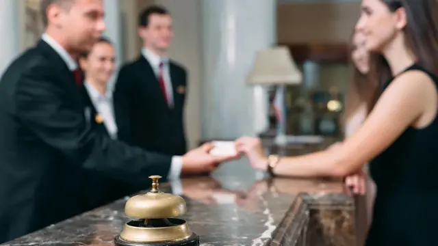 На рецепції готелю