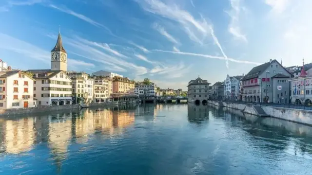 
Maji yana uhusiano wa asili na utambulisho wa Zurich, kuanzia Mto Limmat hadi fuo za Ziwa Zurich.